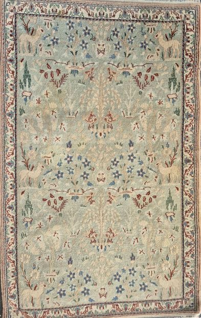 Tapis en laine et soie
Décor polychrome d'animaux...