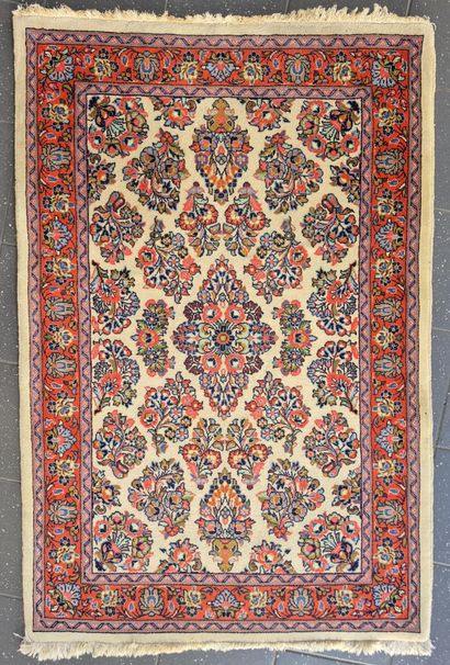 PERSE
Tapis en laine à décor floral sur fond...