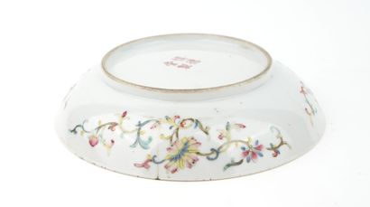 Rare coupelle en porcelaine à décor émaillé...