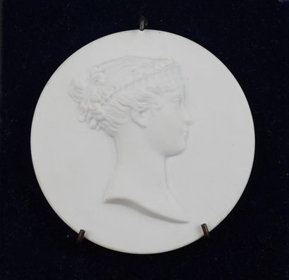 SEVRES
Médaillon en biscuit de porcelaine...