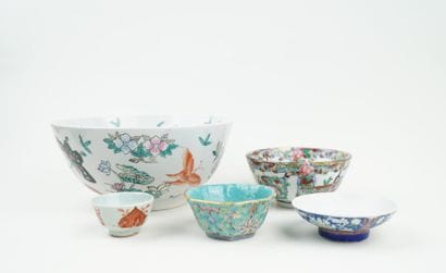 CHINE
Réunion de cinq bols en porcelaine,...