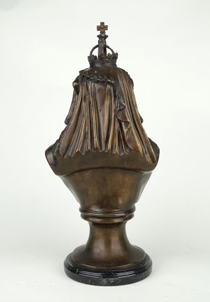 Buste de la reine Victoria en bronze à patine...