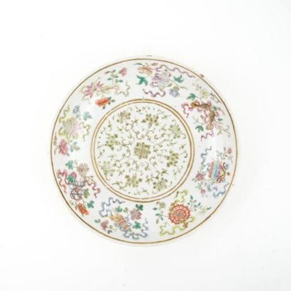 Rare coupelle en porcelaine à décor émaillé...