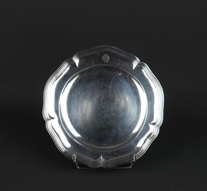 Plat rond en argent 950°/00 de forme chantournée...
