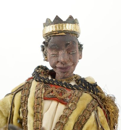Santon figurant un roi mage en bois, tissu...