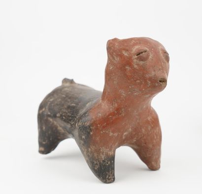 Lot de quatre objets en terre cuite:
Un vase,...