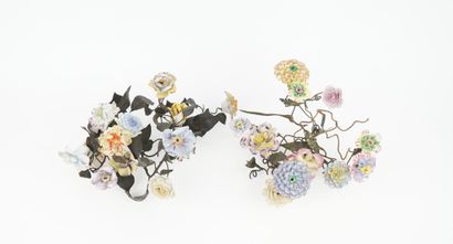 Lot de fleurs en porcelaine comprenant 146...