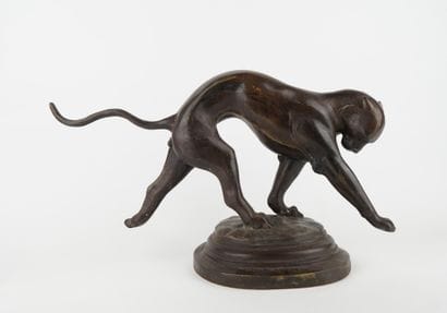 Chat en bronze
Sur une base circulaire
XXème...
