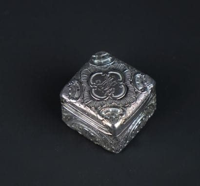 Boîte carrée en argent 800°/00 à riche décor...