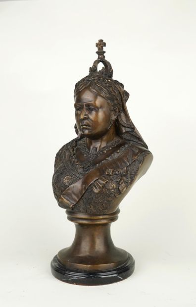 Buste de la reine Victoria en bronze à patine...