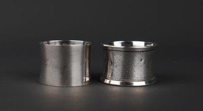 Réunion de deux ronds de serviette en argent...