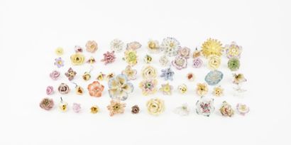 Lot de fleurs en porcelaine comprenant 146...