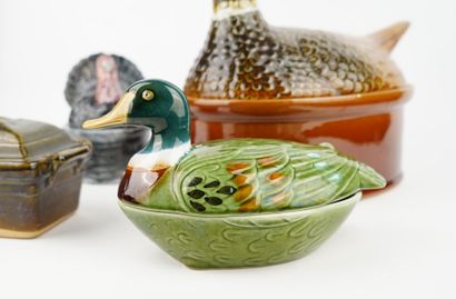 Réunion de terrines en porcelaine et céramique,...
