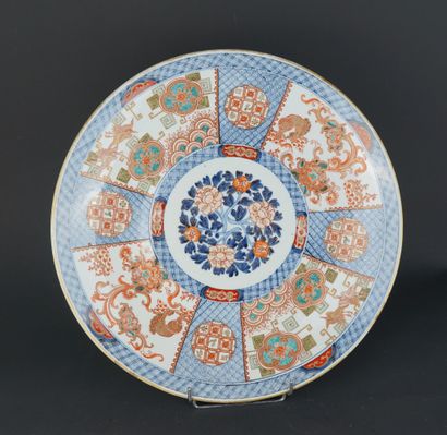 JAPON
Important plat en porcelaine à décor...
