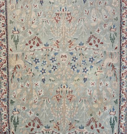 Tapis en laine et soie
Décor polychrome d'animaux...