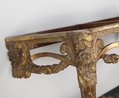 Console en bois mouluré, sculpté et doré...