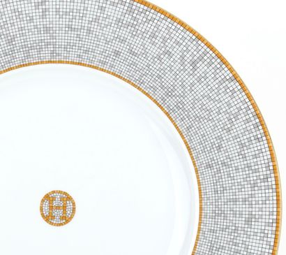 HERMES
Plat de service en porcelaine, modèle...