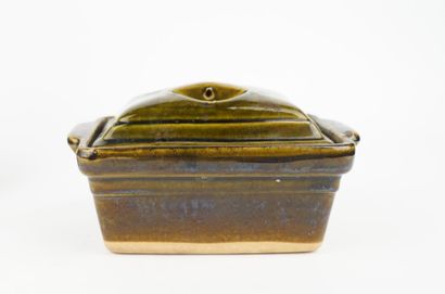 Réunion de terrines en porcelaine et céramique,...