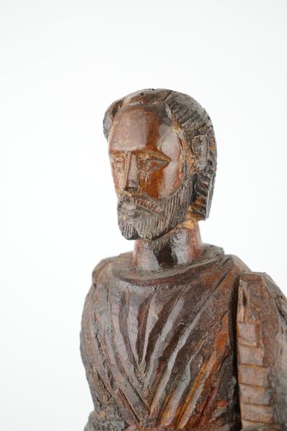 Saint Evangeliste en bois sculpté en ronde-bosse....
