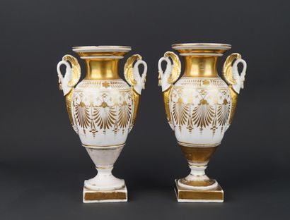 Paire de vases de Paris à décor de scènes...