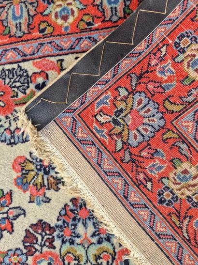 PERSE
Tapis en laine à décor floral sur fond...