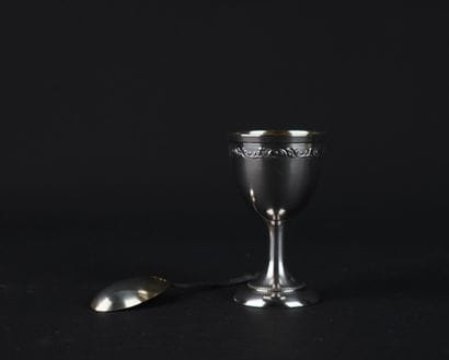 Coquetier et sa cuillère en argent 950°/00...