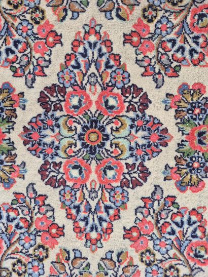 PERSE
Tapis en laine à décor floral sur fond...