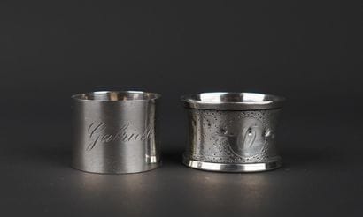 Réunion de deux ronds de serviette en argent...