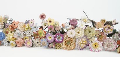 Lot de fleurs en porcelaine comprenant 146...