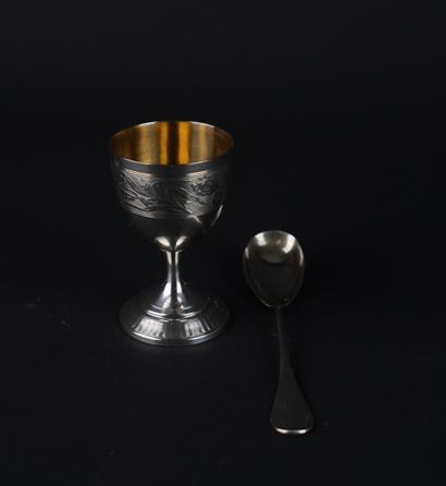 Coquetier et sa cuillère en argent 950°/00...