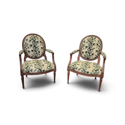 Réunion de deux fauteuils en bois mouluré...