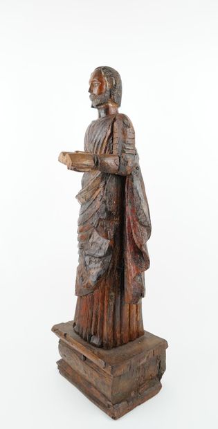 Saint Evangeliste en bois sculpté en ronde-bosse....