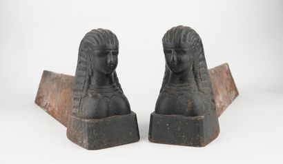 Paire de chenets en fonte à décor de sphinges
XIXème...