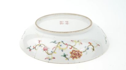 Rare coupelle en porcelaine à décor émaillé...