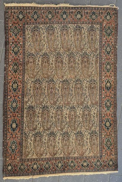 PERSE
SENNEH
Tapis en laine à décor de Boteh...