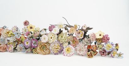 Lot de fleurs en porcelaine comprenant 146...