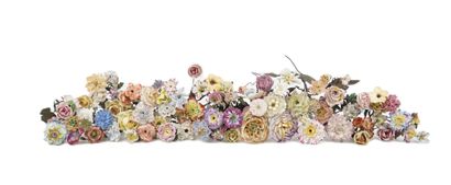 Lot de fleurs en porcelaine comprenant 146...