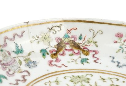 Rare coupelle en porcelaine à décor émaillé...