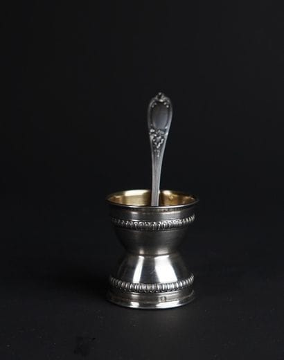 Coquetier en argent 950°/00 à décor de raies...