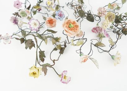Lot de fleurs en porcelaine comprenant 146...