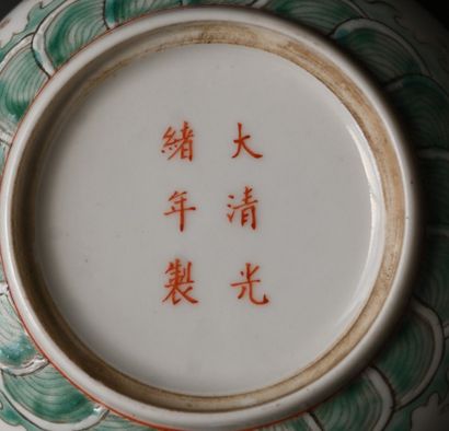 Théière en porcelaine famille rose au dragon,...