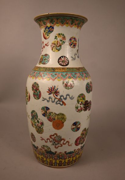 Vase balustre en porcelaine de Canton à décor...