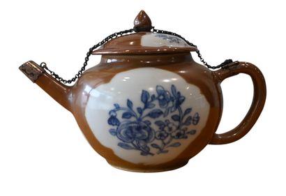 Théière en porcelaine d’exportation chinoise...