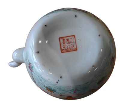 Théière en porcelaine de Chine, famille rose...