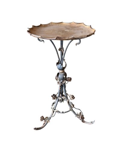 Table d’appoint en fer forgé à motif floral,...