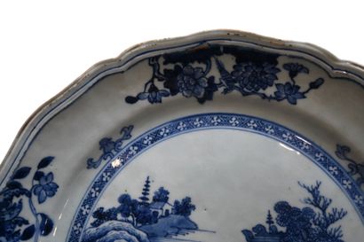 Grand plat en porcelaine bleu et blanc –...