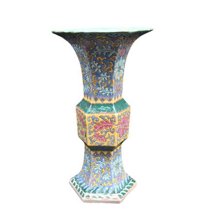 Vase en porcelaine de Chine, forme gu – décor...