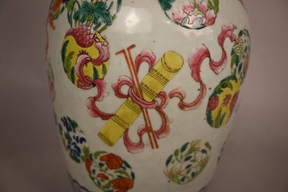 Vase balustre en porcelaine de Canton à décor...