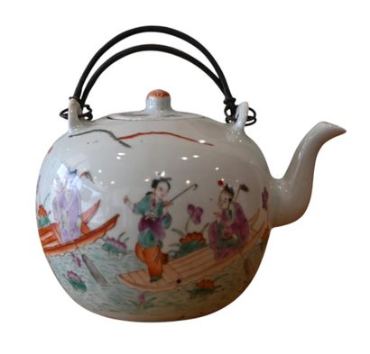 Théière en porcelaine de Chine, famille rose...