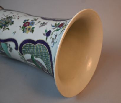 Grand vase balustre en porcelaine famille...